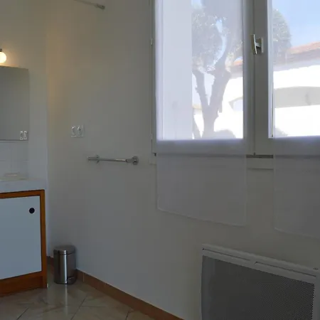 Elegant T2 Avec Jardin, Secteur Calme, Proche Et Commerces - - Fr-1-225-650