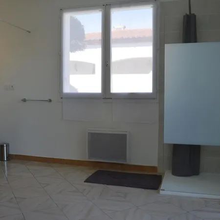 Holiday home Elegant T2 Avec Jardin, Secteur Calme, Proche Et Commerces - - Fr-1-225-650 *